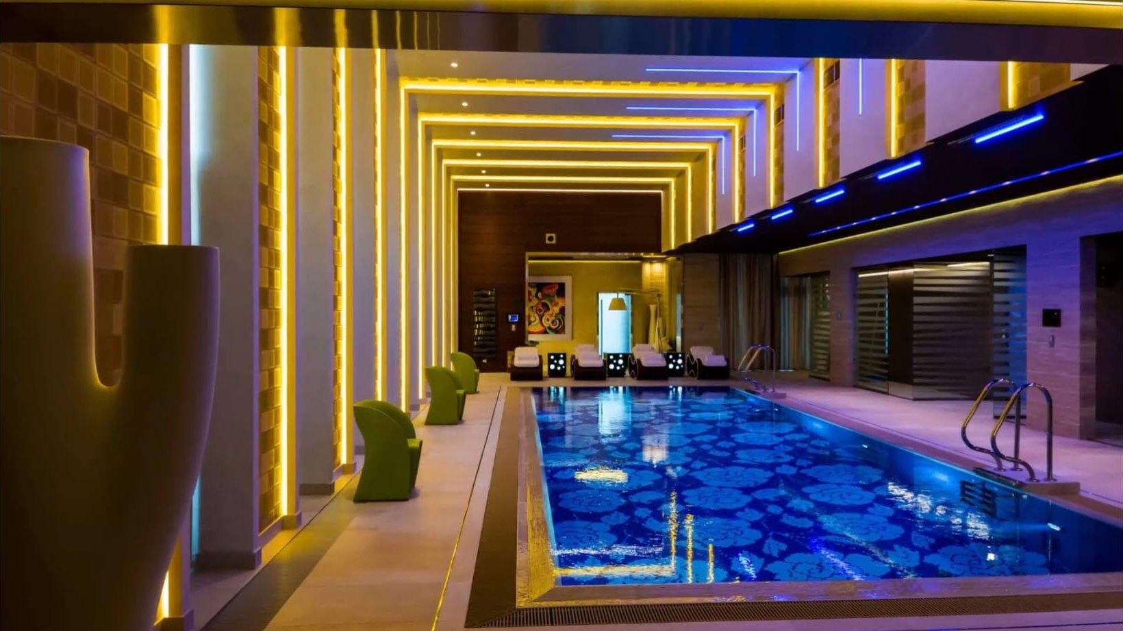 Villa con piscina interior (1)
